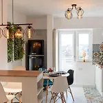 Апартаменти Artsy Riverside - 1br Amazing *