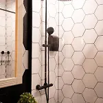 Апартаменти Artsy Riverside - 1br Amazing